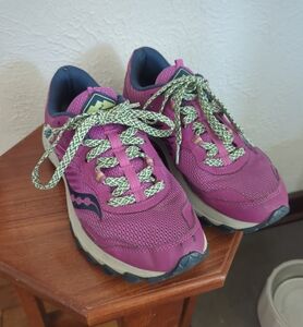Used Women's Saucony Excursion TR 15, Fuchsia, Size 9